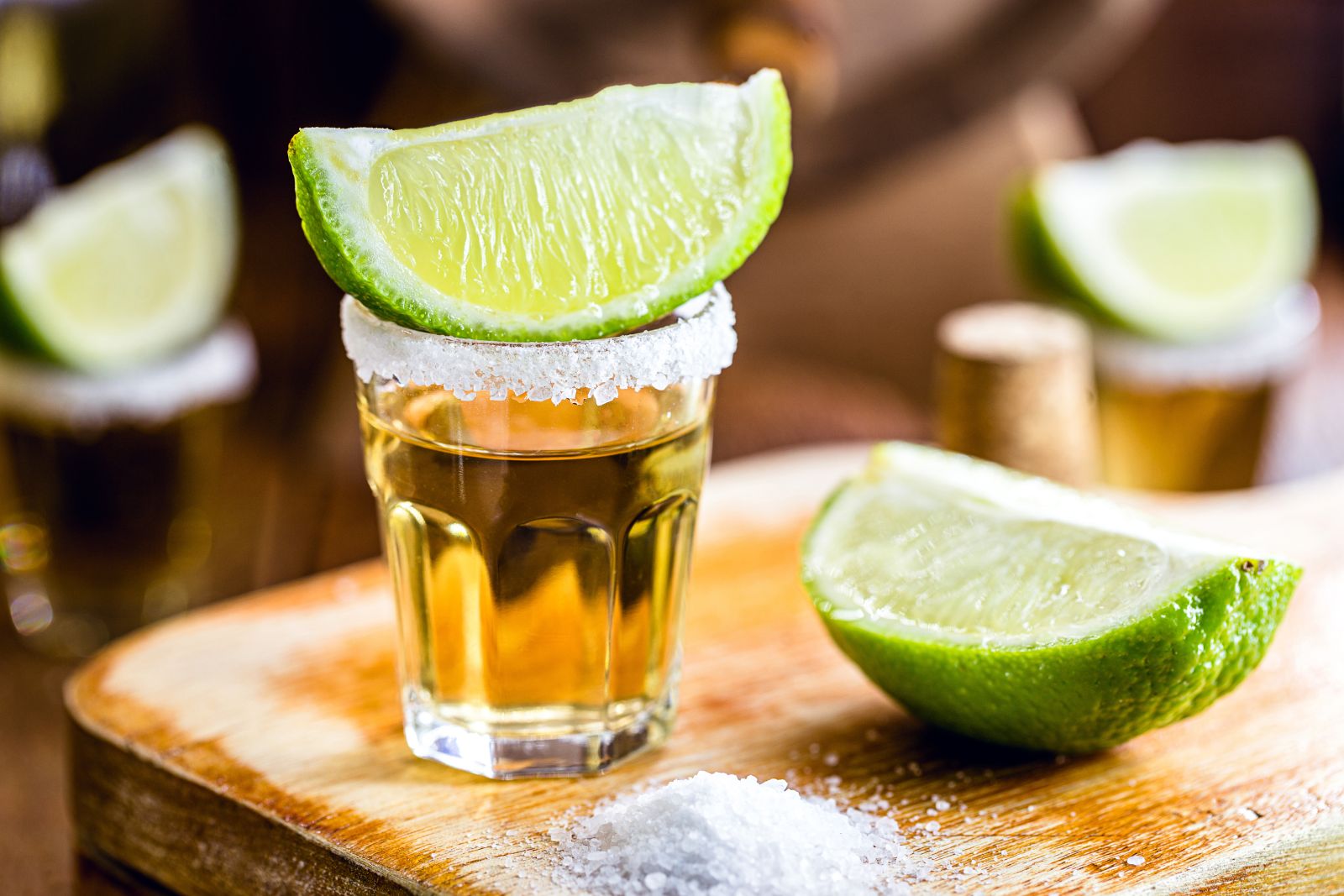 Tequila mit Salz und Limetten